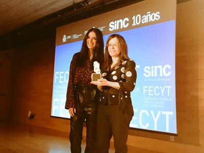 Chitina Moreno Torres with the awarded given by Agencia SINC